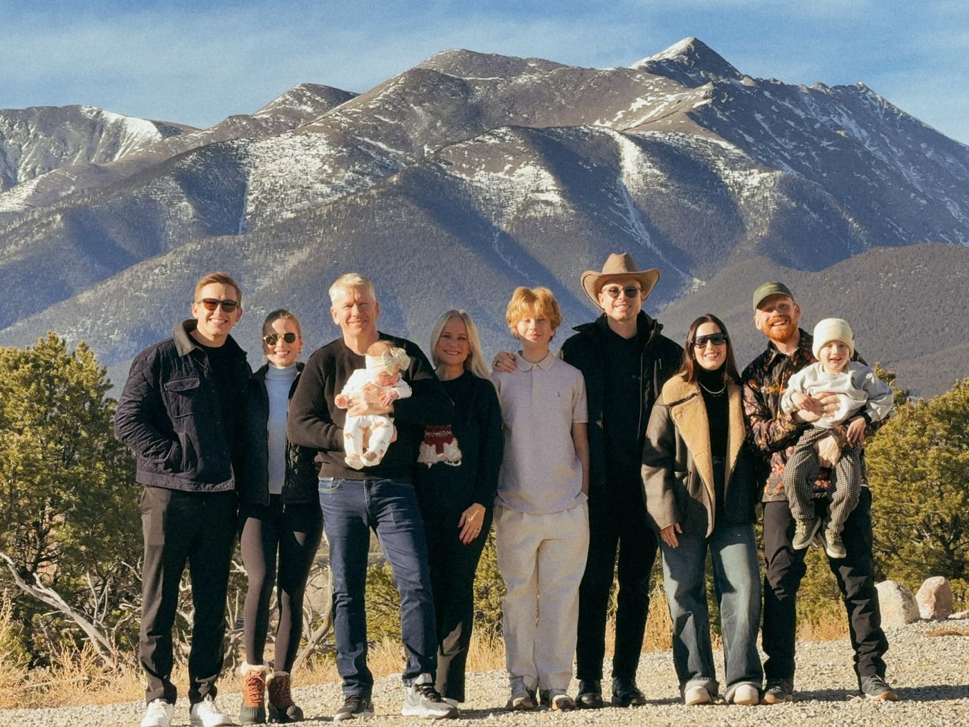 La familia Franz reunida frente a las montañas